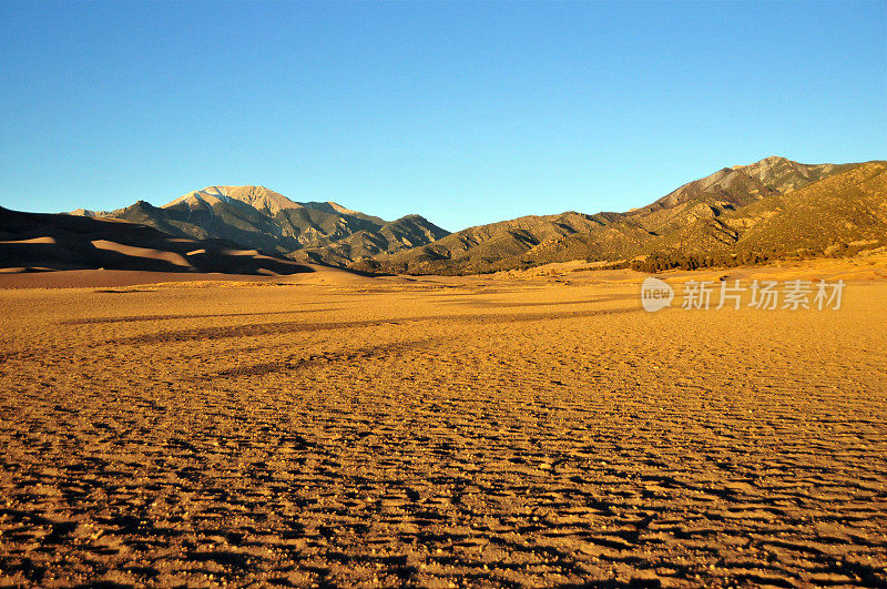 在Sangre de Cristo山脉的Herard山和大沙丘NP，科罗拉多，美国